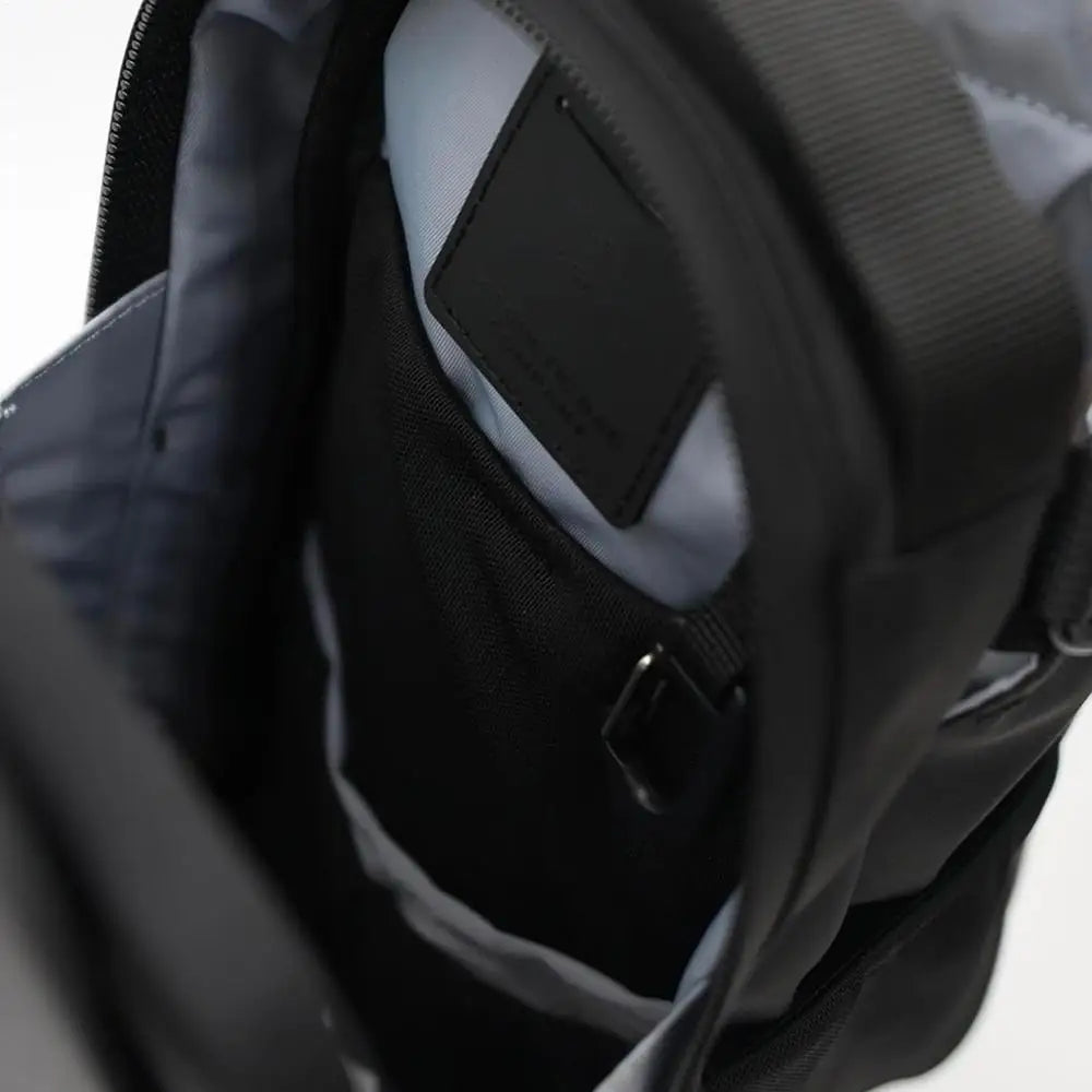 Magnetic Gym Bag That Holds It All — Water, Phone, Keys & Style